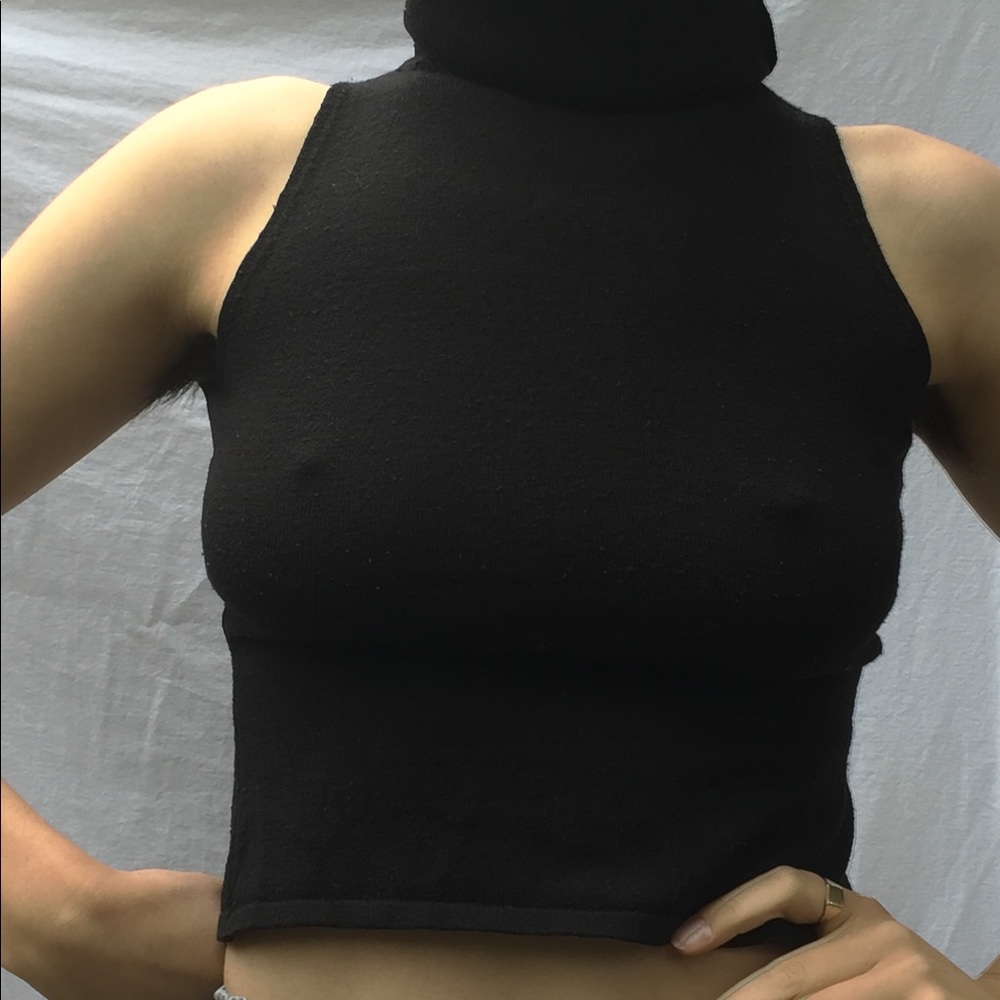 sleeveless wool turtleneck