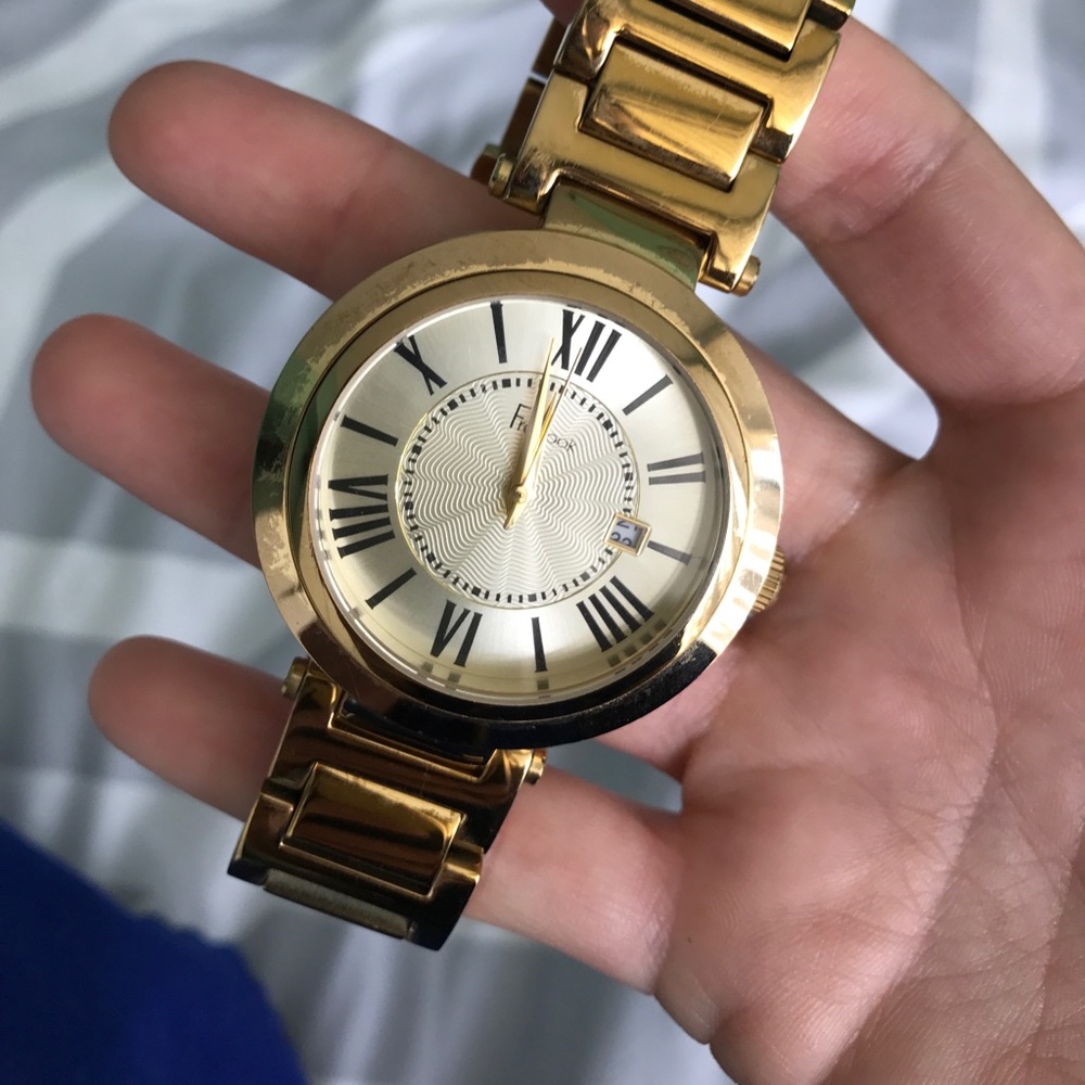 Freelook Luxury Watch in Gold.