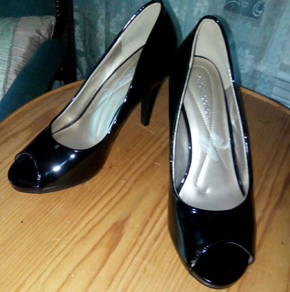 Never worn Andrew Geller Tagalog peep toe pumps