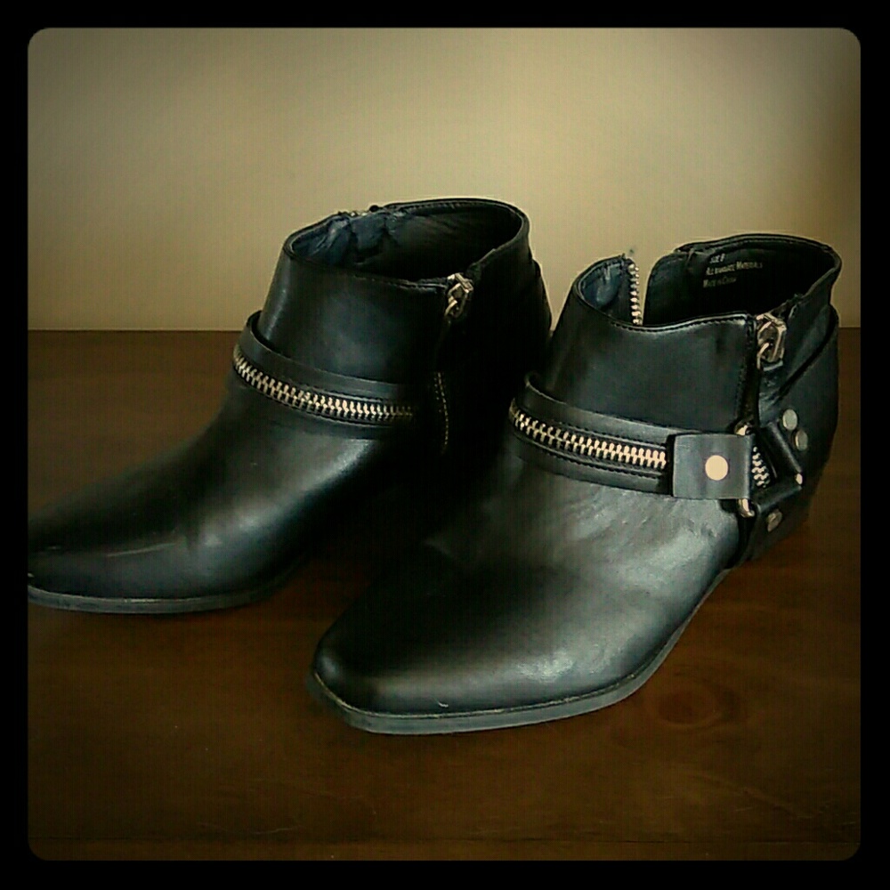 LANE BRYANT LIKE NEW ZIP UP SHORT BOOTS!! 😍🤗