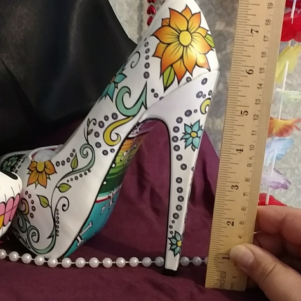 Taylor Says SKULLY White Heels. One Left! Sz. 7 - Picture 2 of 8