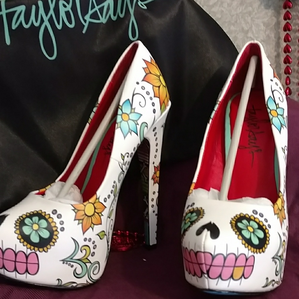 Taylor Says SKULLY White Heels. One Left! Sz. 7 - Picture 6 of 8