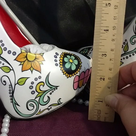 Taylor Says SKULLY White Heels. One Left! Sz. 7 - Picture 3 of 8