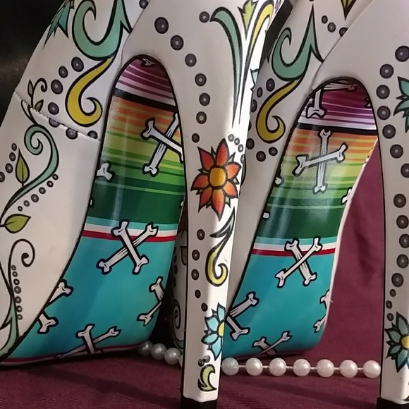 Taylor Says SKULLY White Heels. One Left! Sz. 7 - Picture 4 of 8