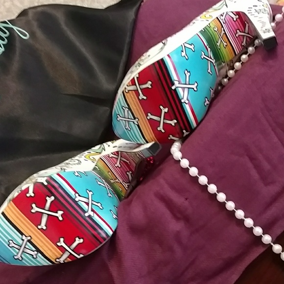 Taylor Says SKULLY White Heels. One Left! Sz. 7 - Picture 5 of 8