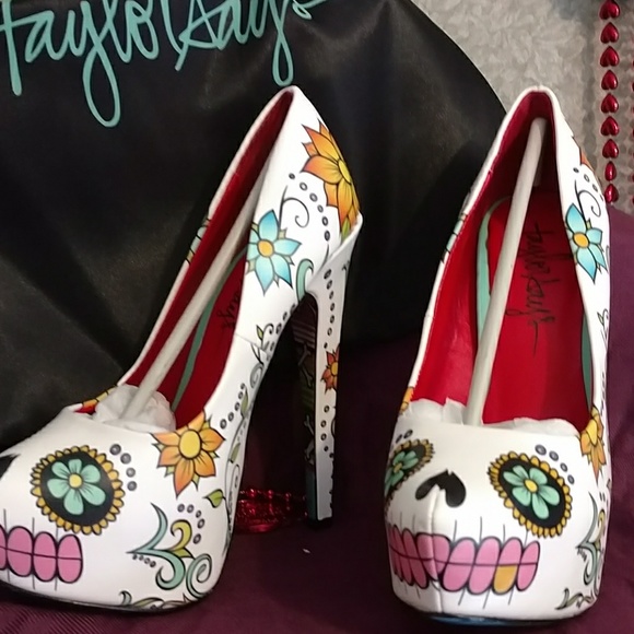 Taylor Says SKULLY White Heels. One Left! Sz. 7 - Picture 6 of 8