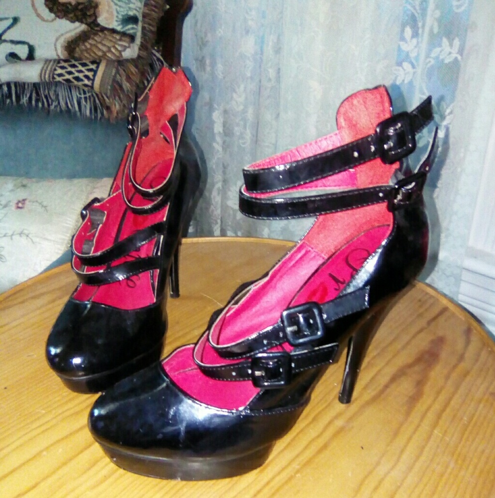 Super sexy 4 strap platform pumps