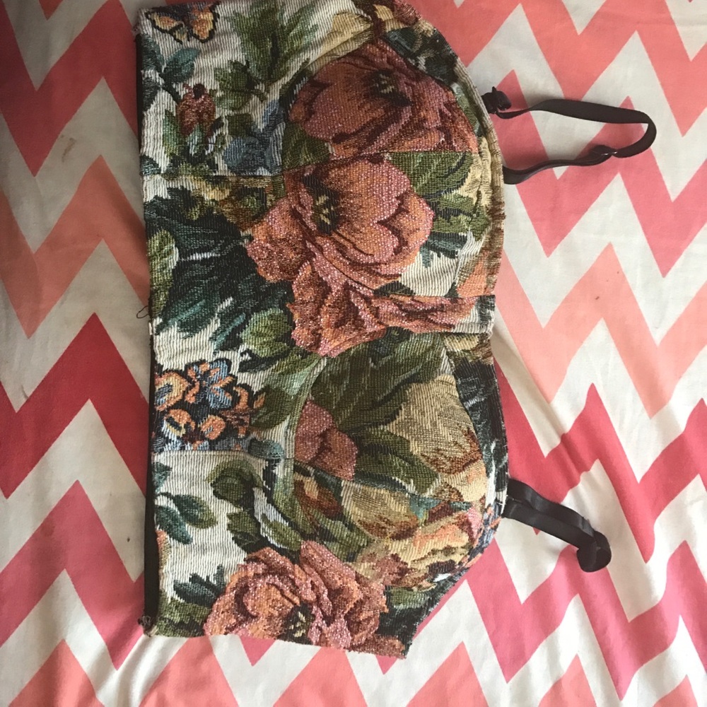 Crop top says large but it can fit M to L