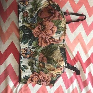 Crop top says large but it can fit M to L