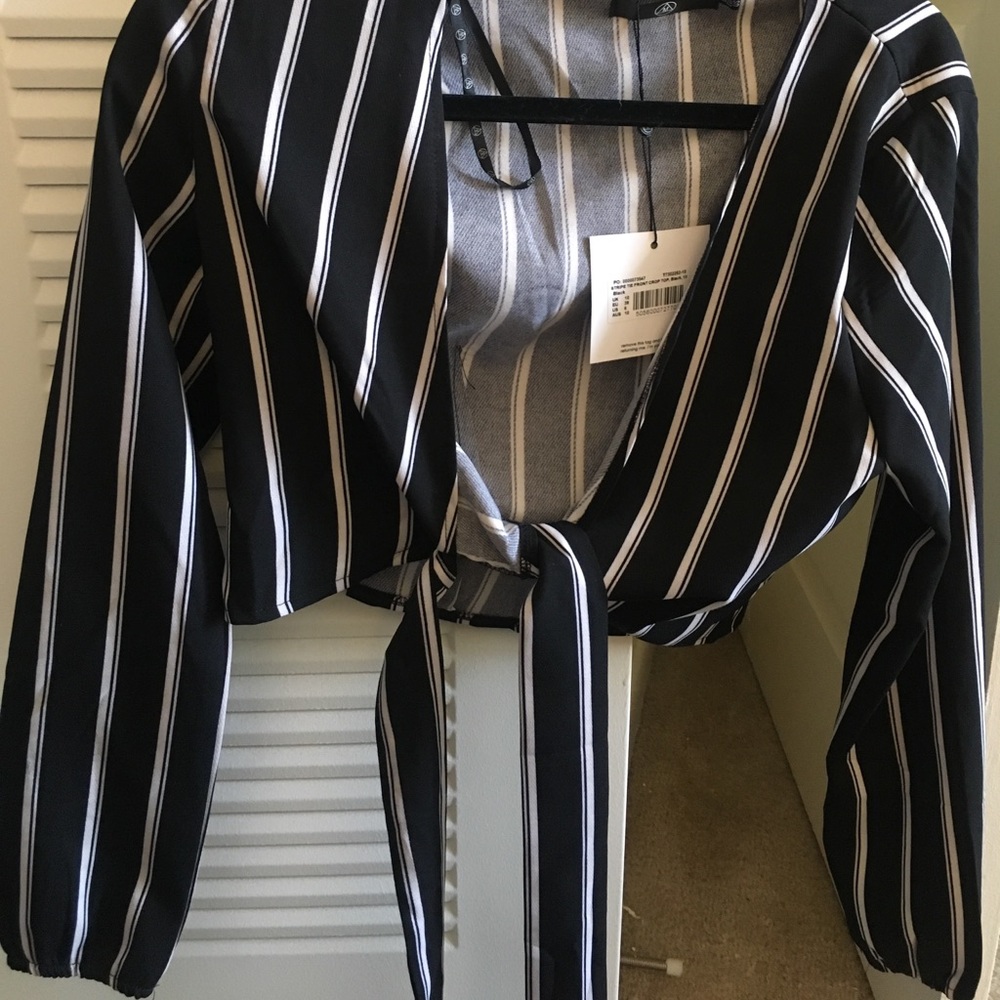 Black stripe tie front crop top