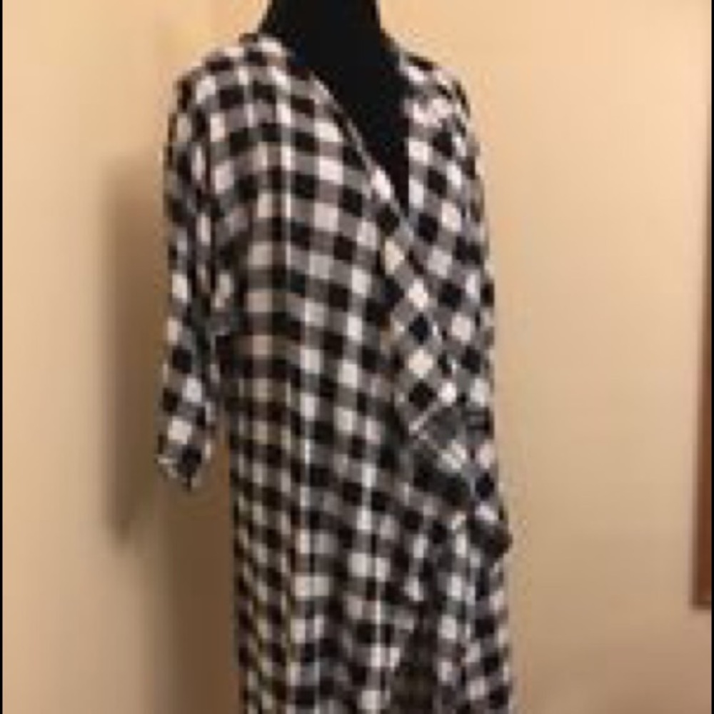 ISO plaid b/w Shirley in any size