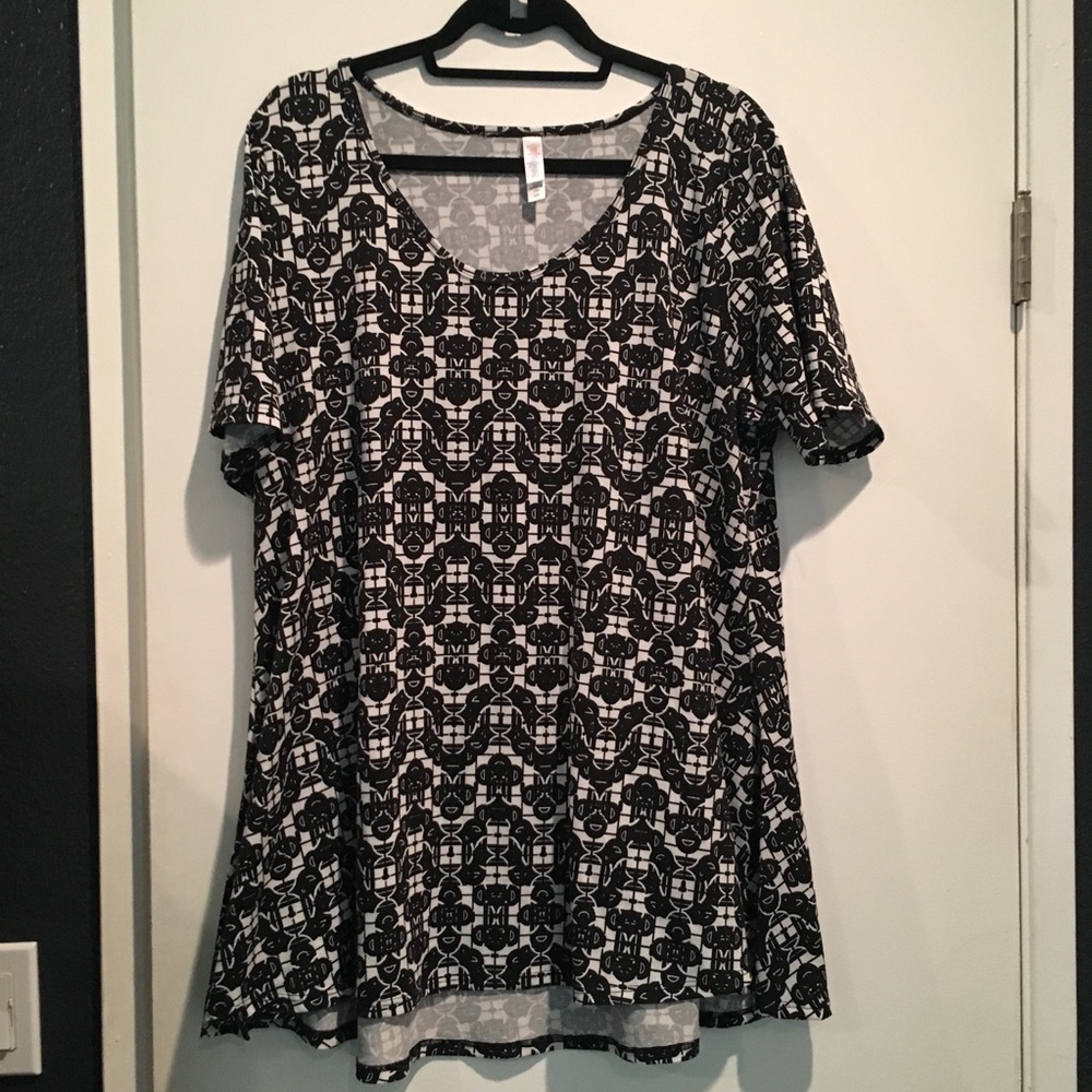 Black and white LuLaRoe Perfect tee