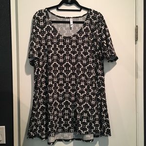 Black and white LuLaRoe Perfect tee