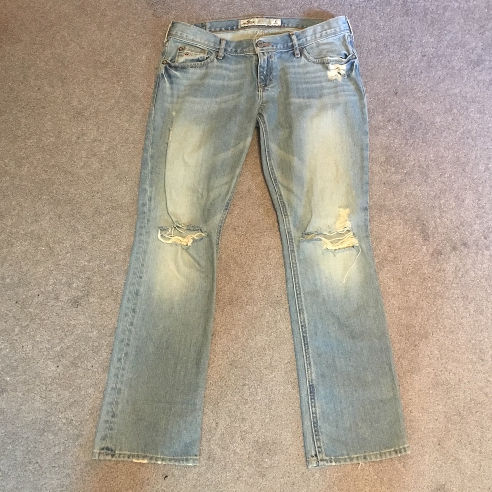 Hollister Destroyed Jeans- Hardly Worn Size 5