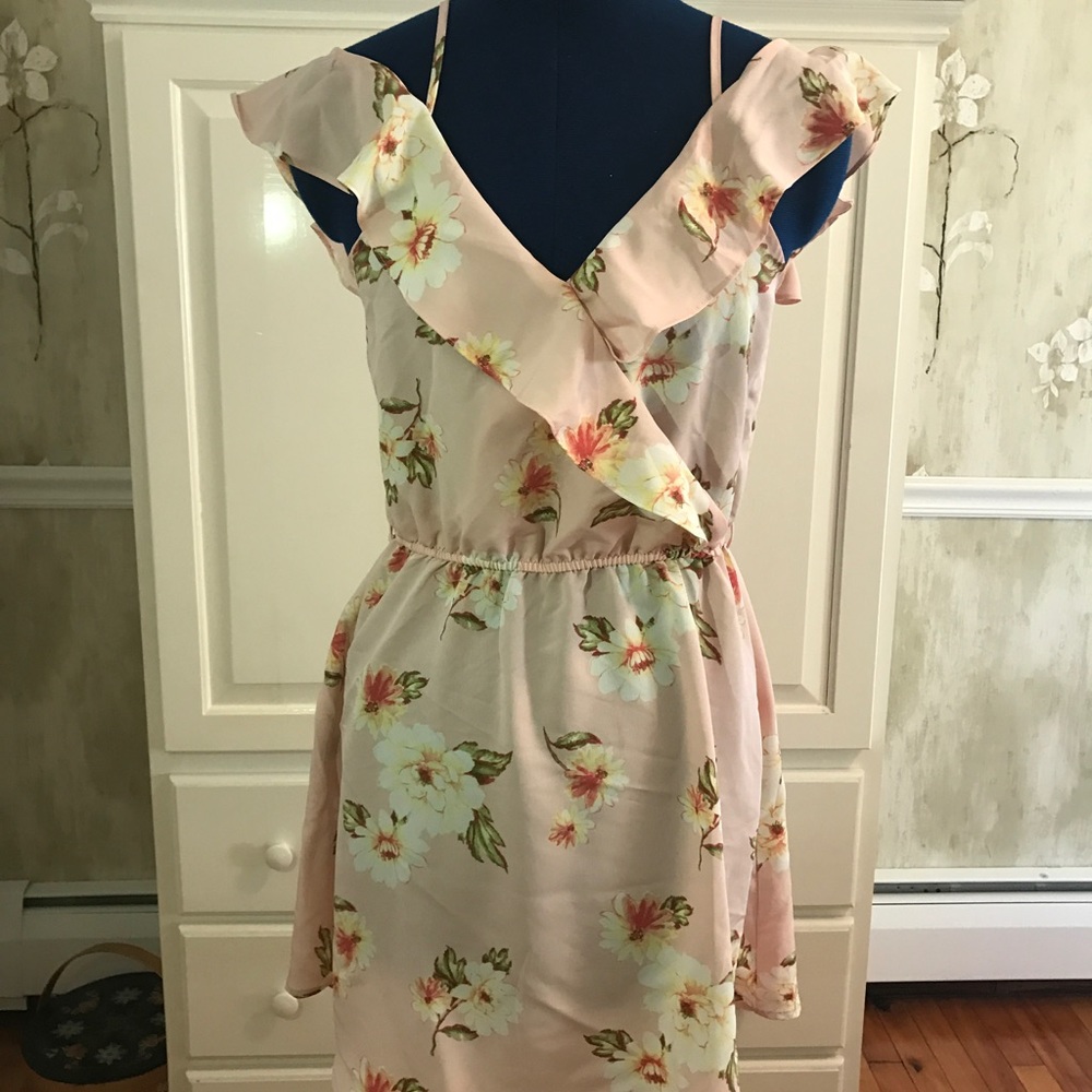 Sweet Wanderer floral dress! Size small.