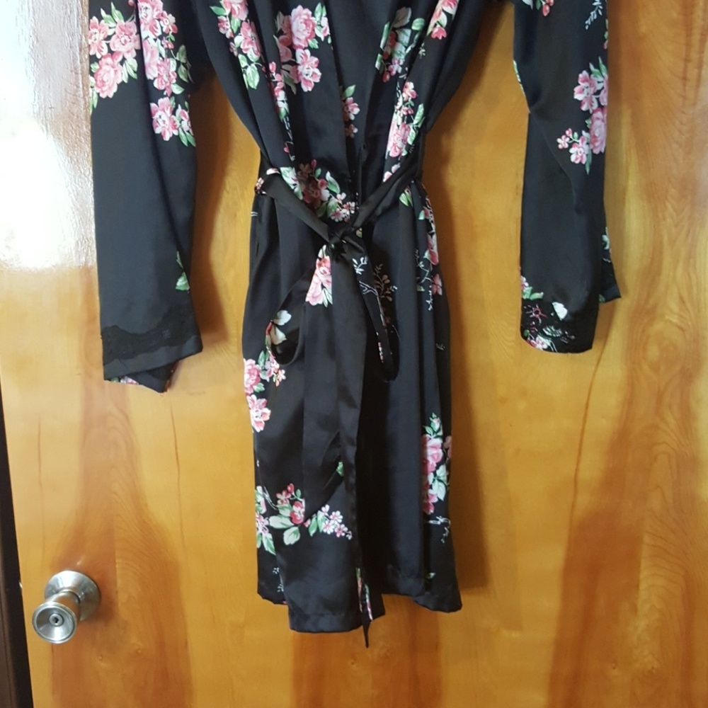 Satin robe - Picture 3 of 4