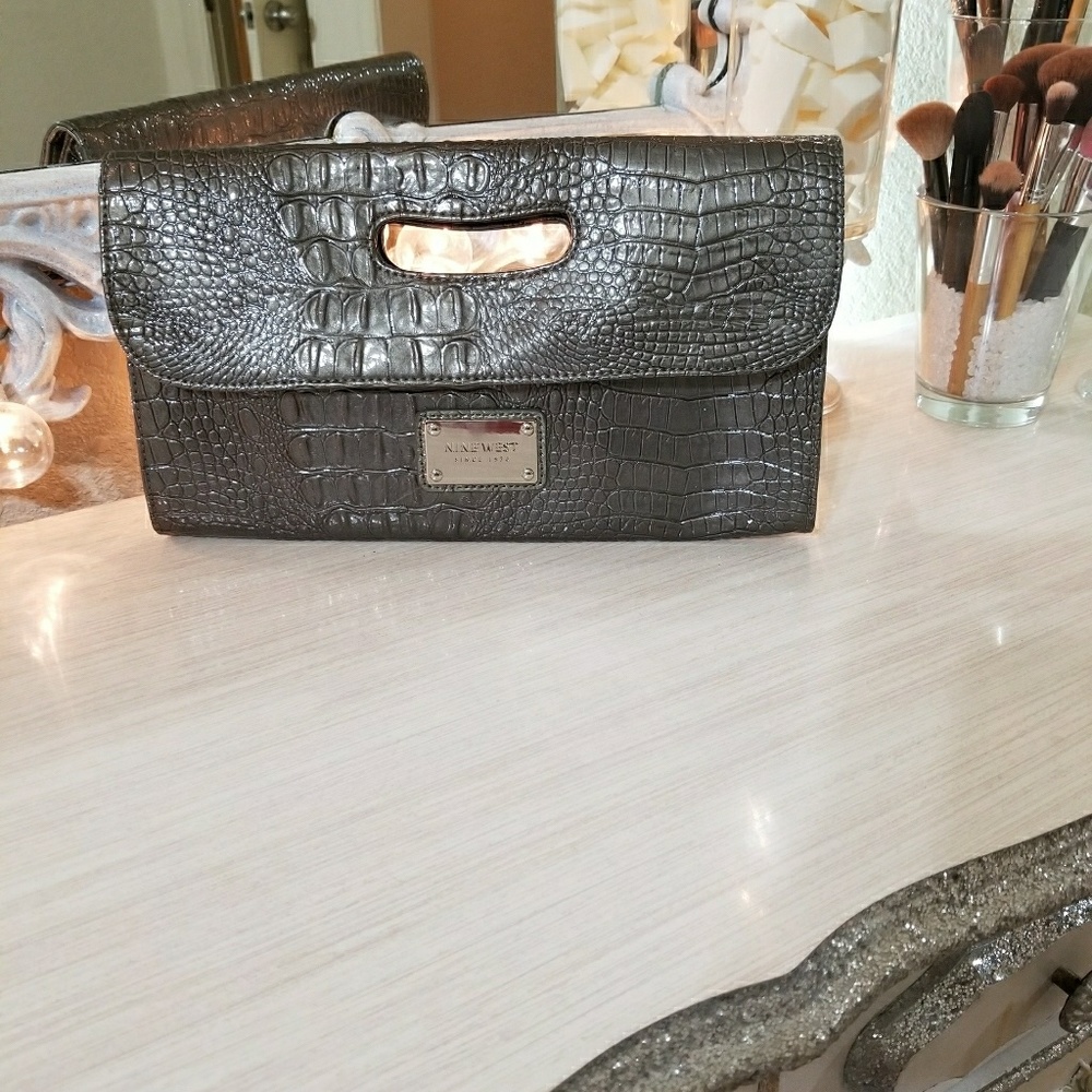 nine west alligator clutch