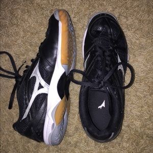 Mizuno volleyball shoes & knee pads
