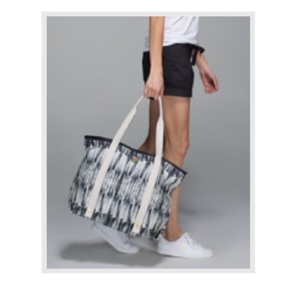 Lululemon tote bag