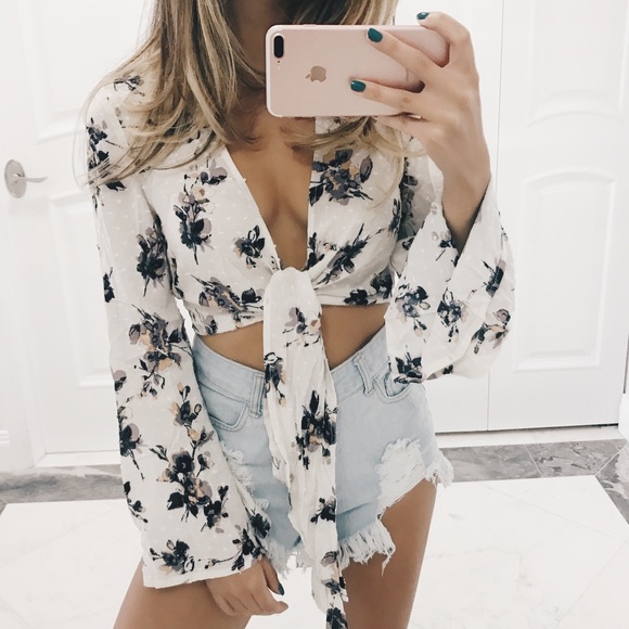 SOLD OUT ❌ Stella Floral Crop Top - Picture 4 of 7