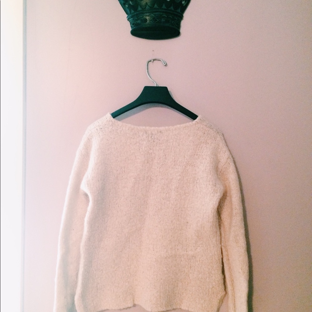 Light weight white knitted sweater - Picture 2 of 4