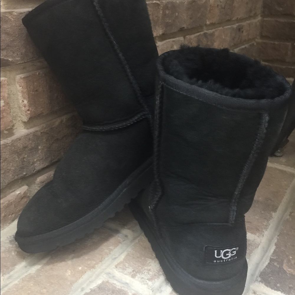 Ugg classic short black size 7.  Good condition.