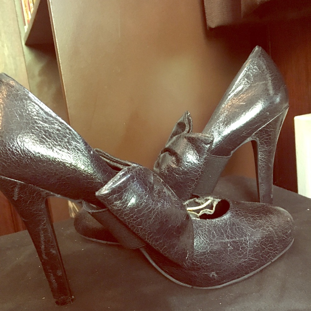 ♥️ Black heels with bows on top.