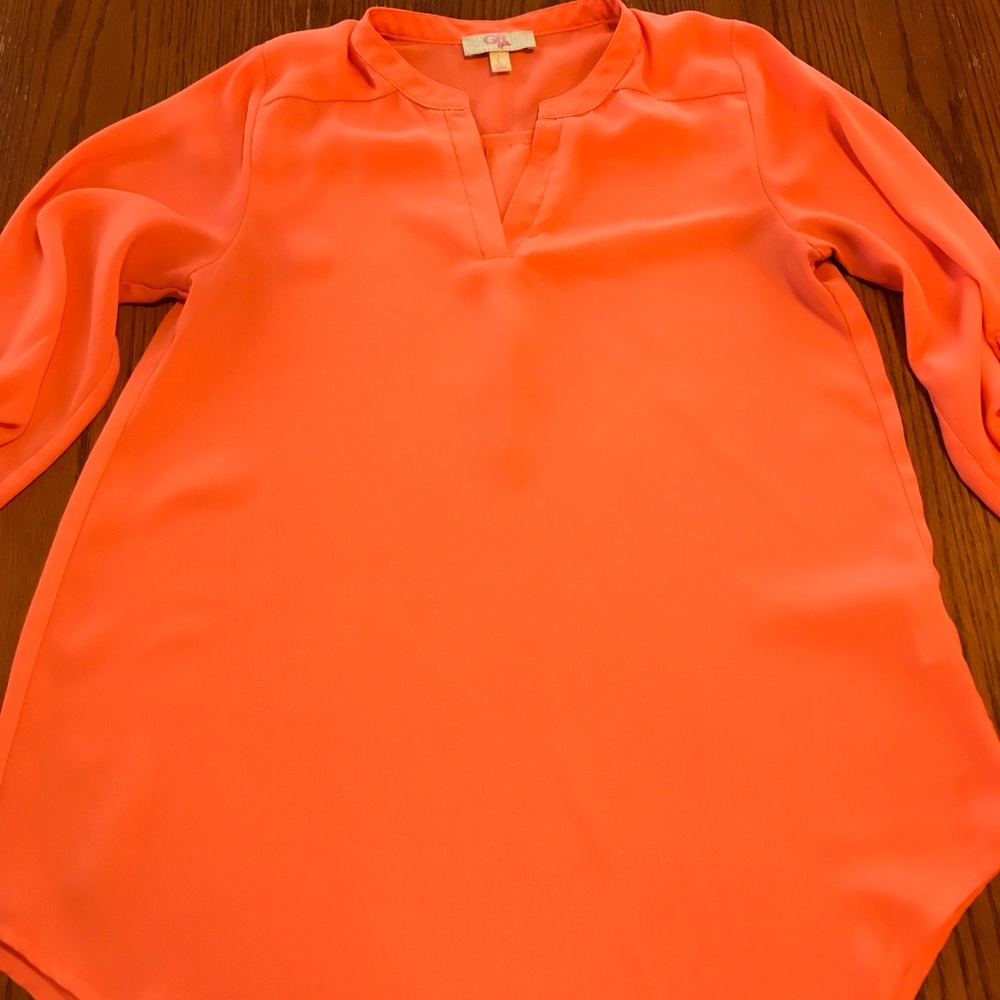Girls orange top.