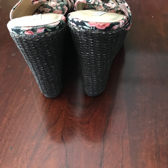 Wedge Heels - Picture 2 of 4