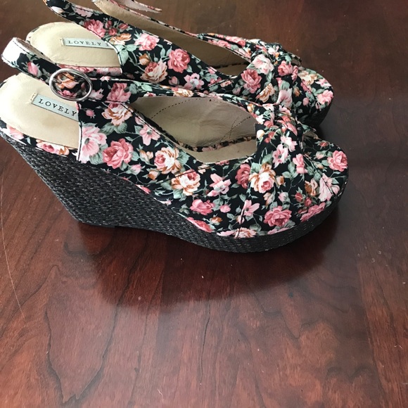 Wedge Heels - Picture 3 of 4