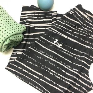 Black & White Under Armour capris