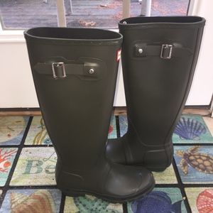 Size 6 olive green Hunter Boots