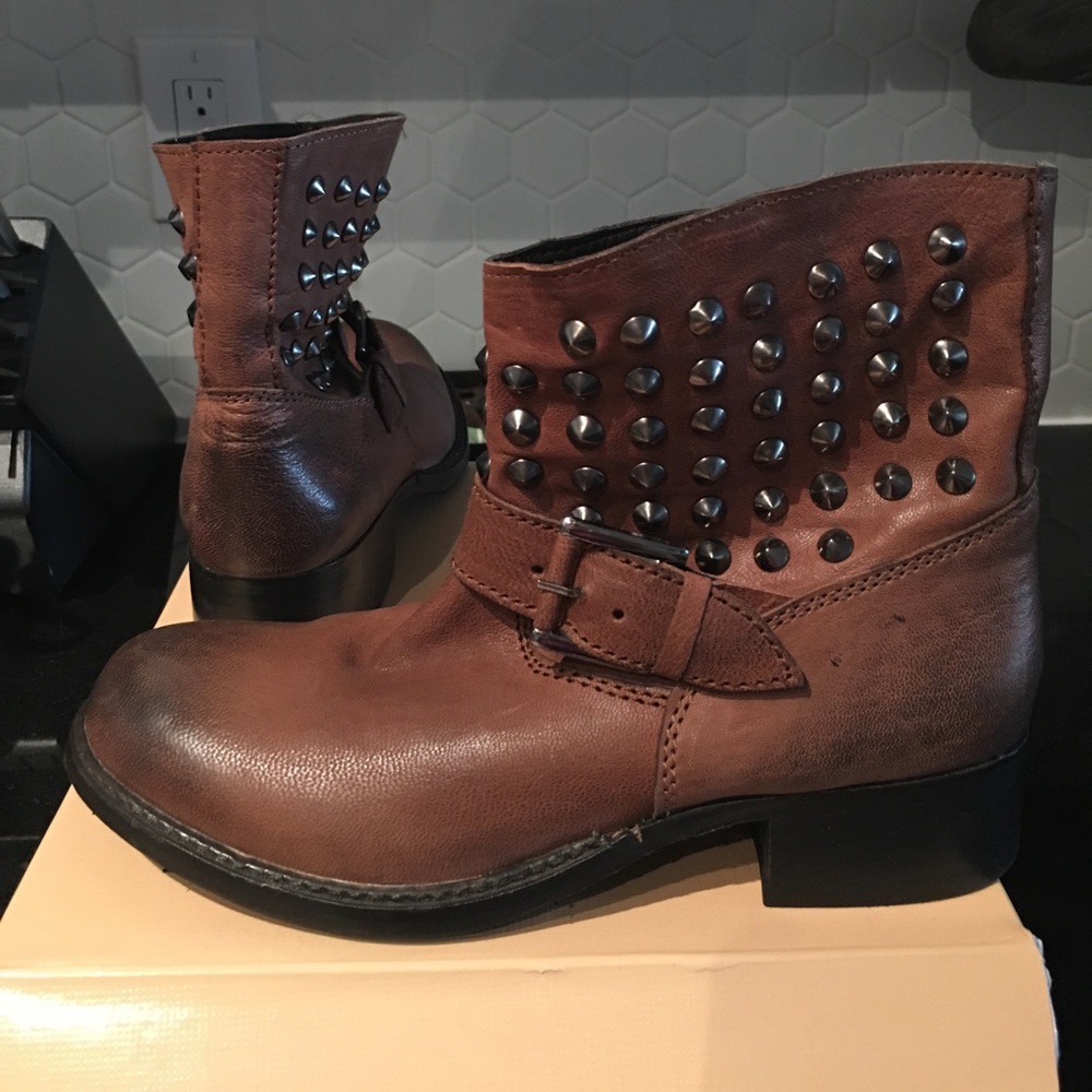 Lola Cruz Cuero Tan Boots w Studs