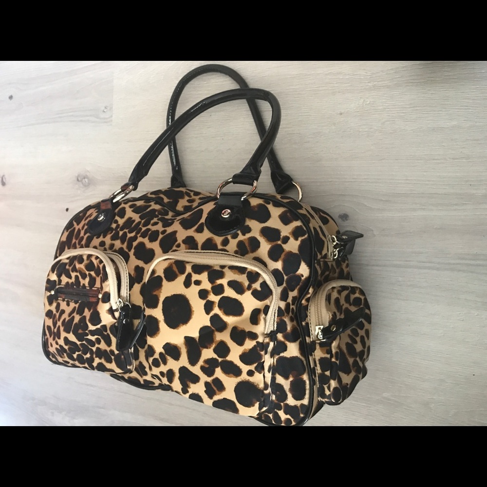 Beautiful leopard print purse, very roomy!