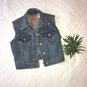 LEVIS. Cropped Denim Vest.