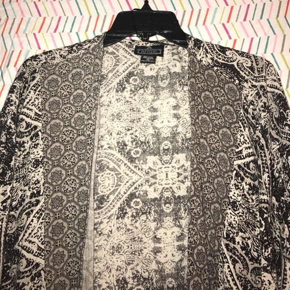 Beautiful kimono size medium - Picture 2 of 2