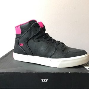 VAIDER BLACK SUEDE w/ MAGENTA ACCENTS