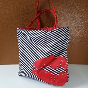 Kiss Shoulder Bag