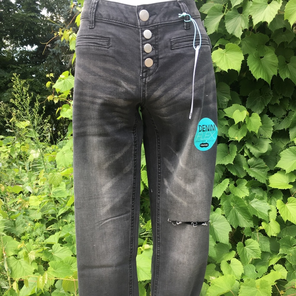 NWT!! Maurices Black Cropped Jegging with Buttons