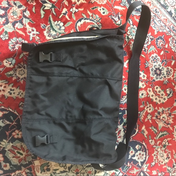 timbuk2 Handbags - timbuk2 messenger bag 💼 well loved