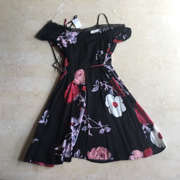 🌺Floral Wrap Dress🌺 - Picture 2 of 4