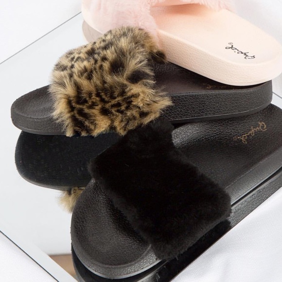 CLEARANCE ‼️ HP! Faux Fur Slides BLACK Sandals - Picture 2 of 4