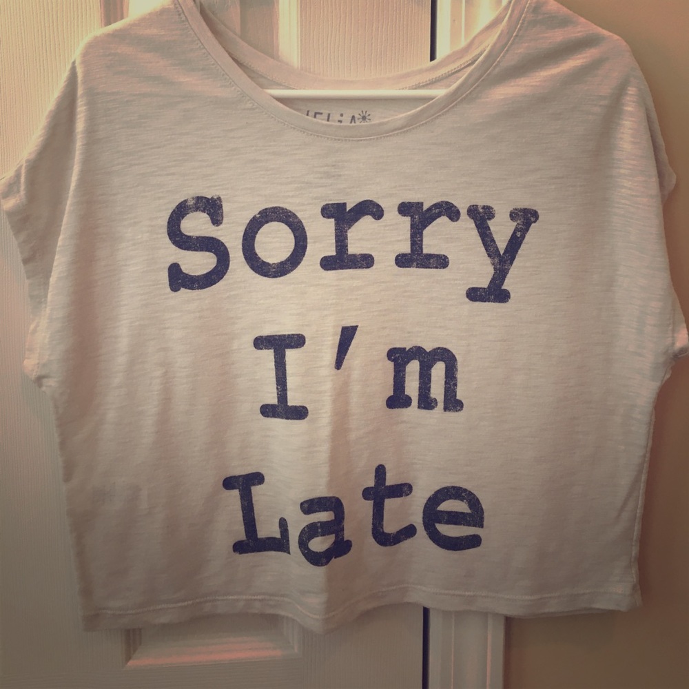 Very cute cropped graphic tee!!