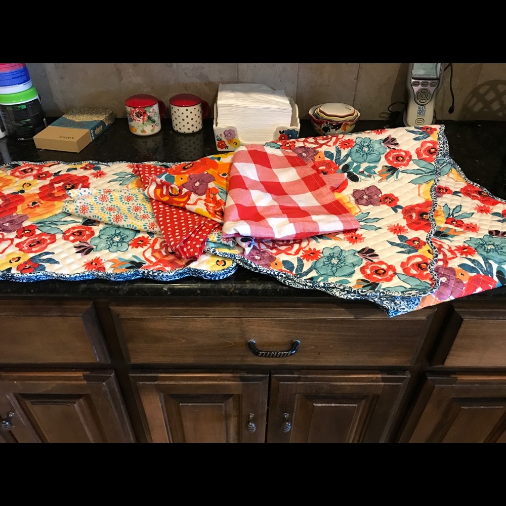 Pioneer Woman table decor