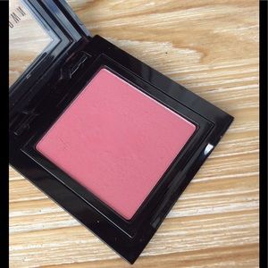 Bobbi Brown Blush in  11 "Nectar". Barely Used