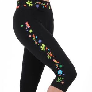 EMBROIDERED CAPRI LEGGINGS BY MARGARITA ACTIVE