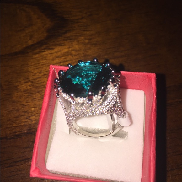Ring - Picture 3 of 4