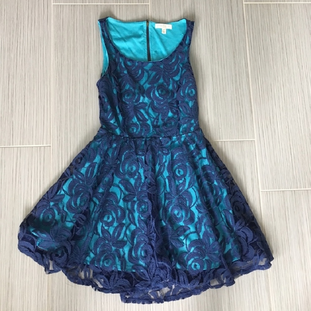 Love Fire open-back, blue lace dress