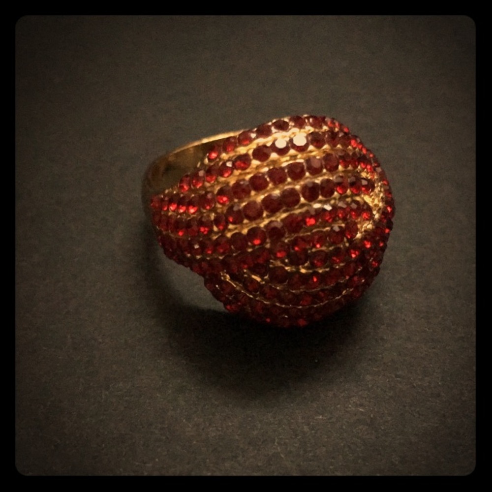 Gold RING with small red diamods