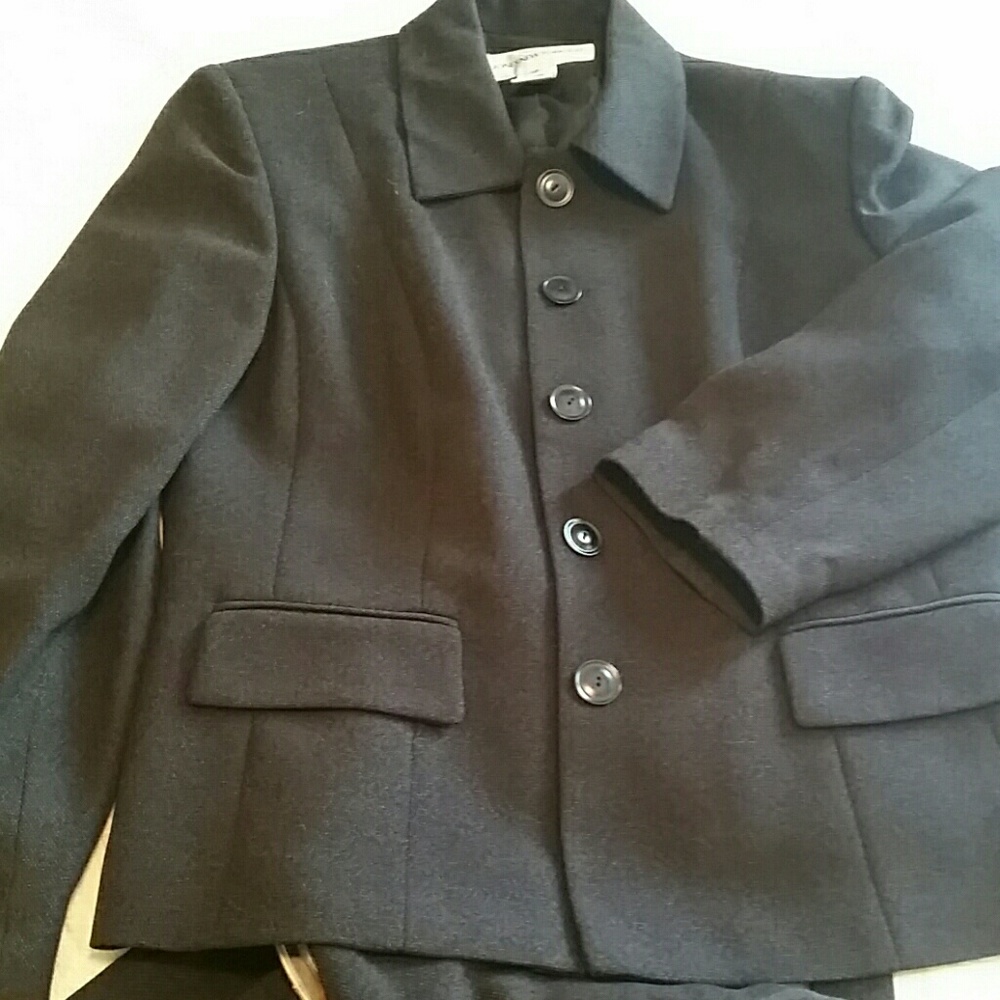 Seasonless Black office suit